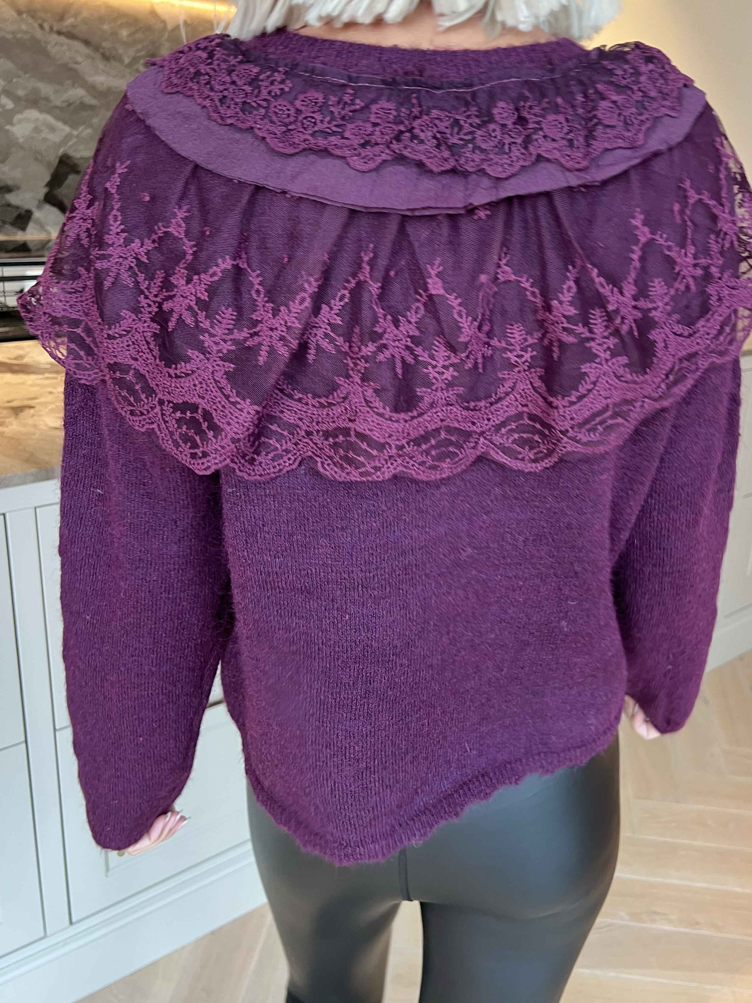 Bologna - Feminin strikcardigan med fine flæse- og blondedetaljer